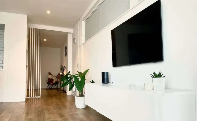 Warehouse Apartment - Great Transport Links - Image 1