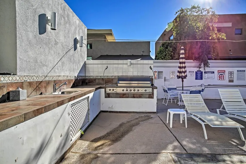 Upstairs suite, overlooking the pool - Image 1