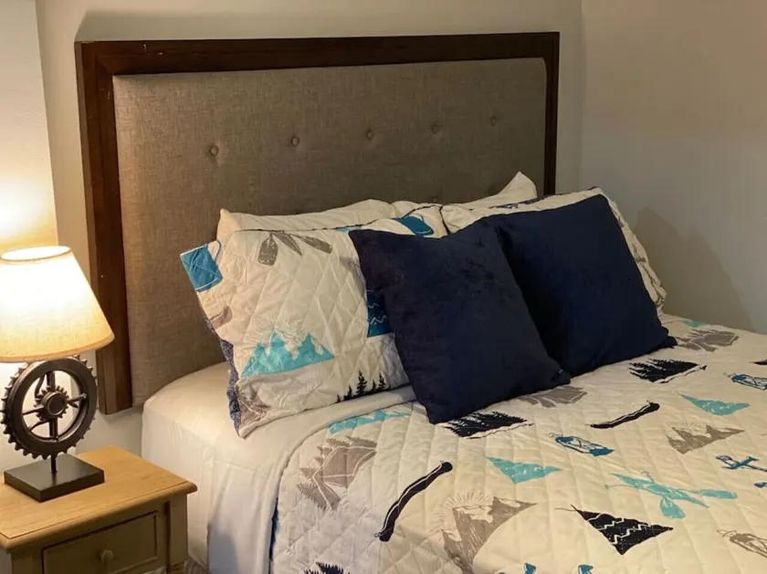 Ohiopyle Trailside Hotel Room 1 Queen Beds Sleeps 2 /Minutes to Fallingwater - Image 1