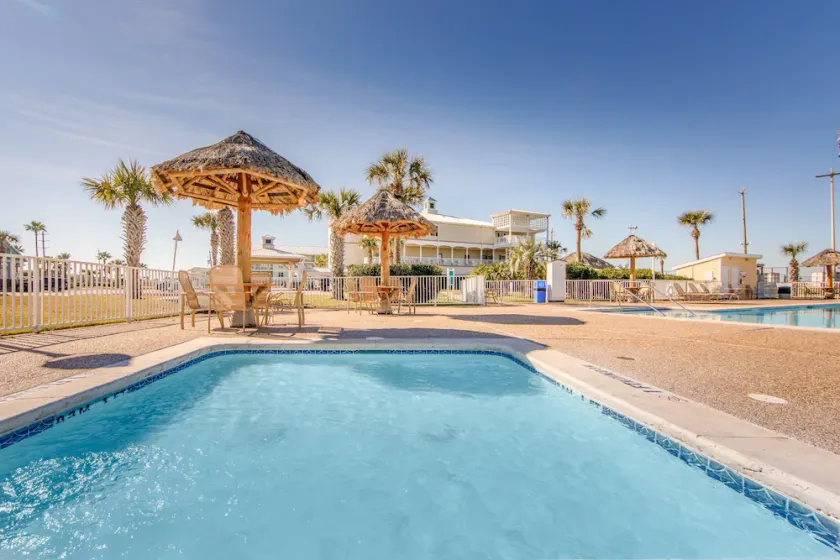 Luxury Villa, Private Lounge Access, Pool and Gym - Image 1