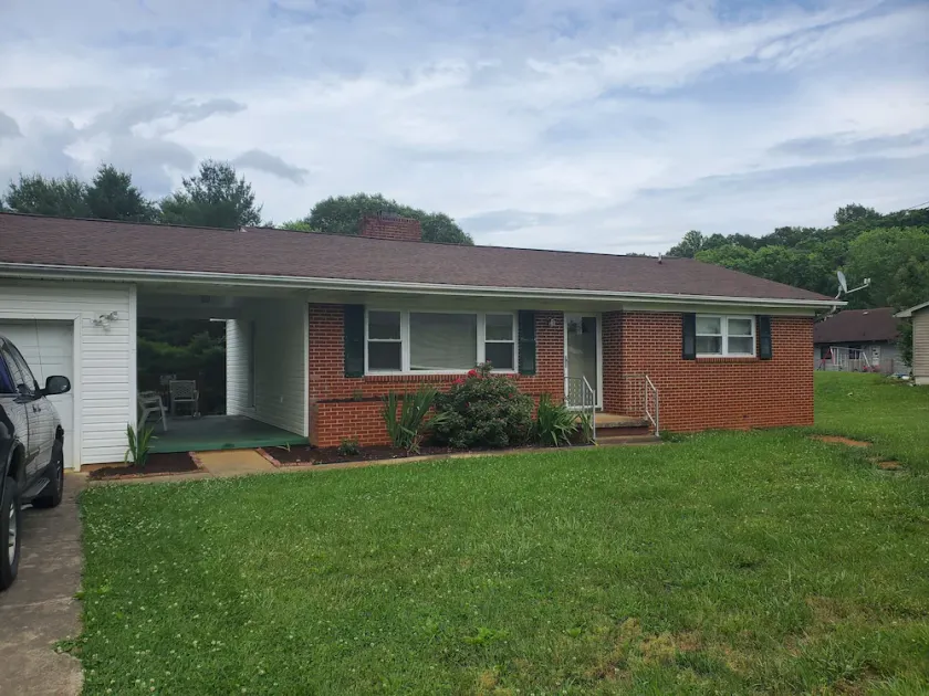 Quiet home with large yard - Image 1
