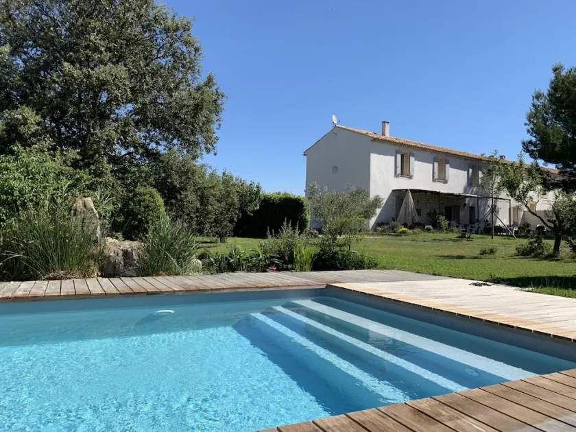 Alloggio completo al 1 ° piano di una casa provenzale, vista aperta sugli stagni - Image 1