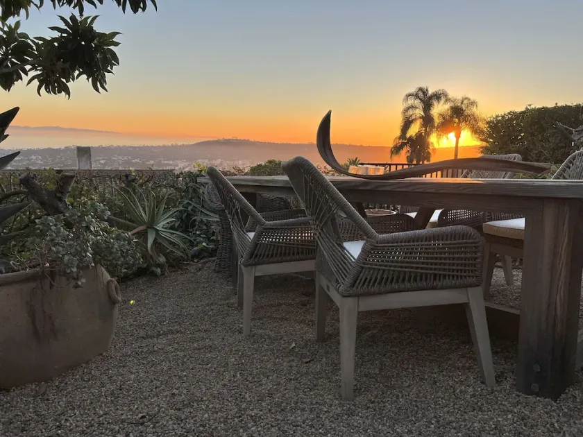 Chic & Sophisticated Studio with Panoramic Views & Privacy (yard, pet friendly!) - Image 1