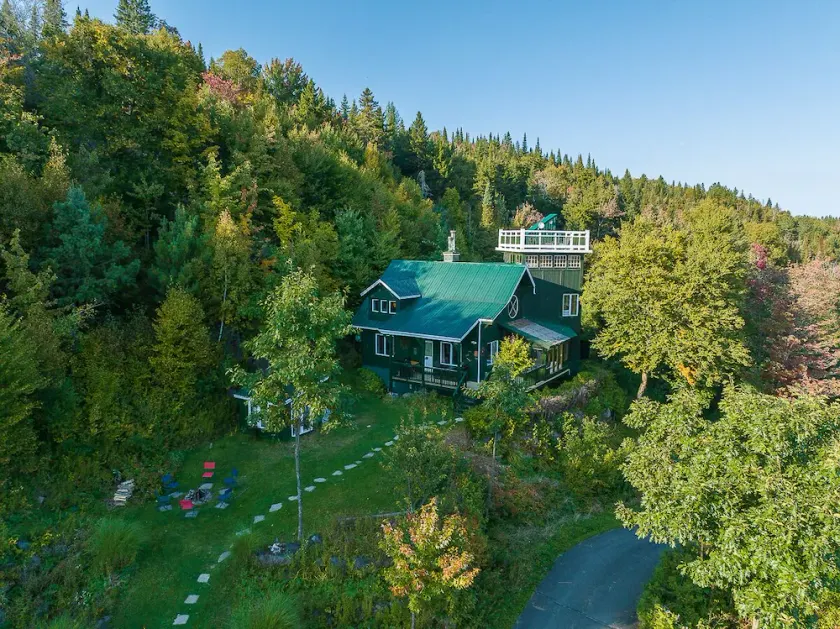 Charmant chalet rustique avec tour, vue spectaculaire, spa et véranda ouverts toute l'année. - Image 1