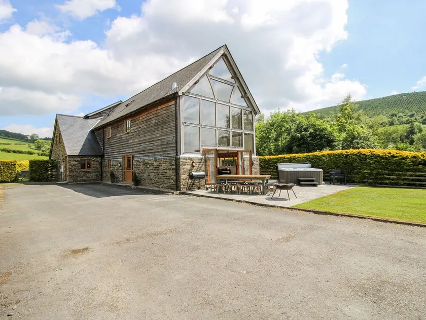THE HAYLOFT, family friendly, luxury holiday cottage in Bleddfa - Image 1