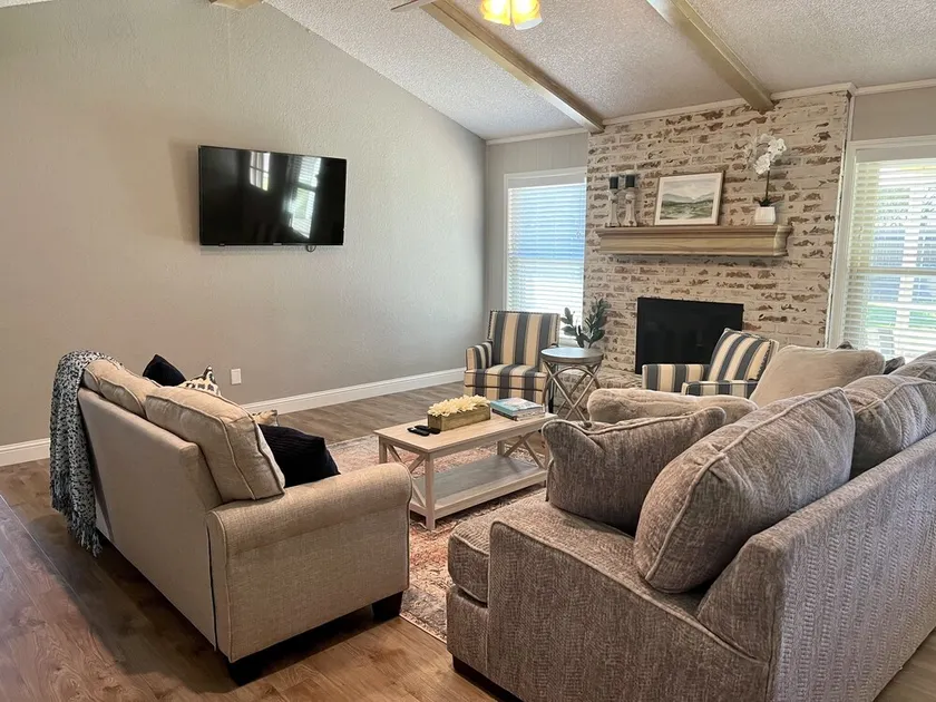 Feel at home and just minutes from TTU, LCU, medical district, & golf - Image 1