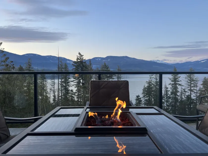 A Cozy And Modern Retreat On Shuswap Lake  - Image 1