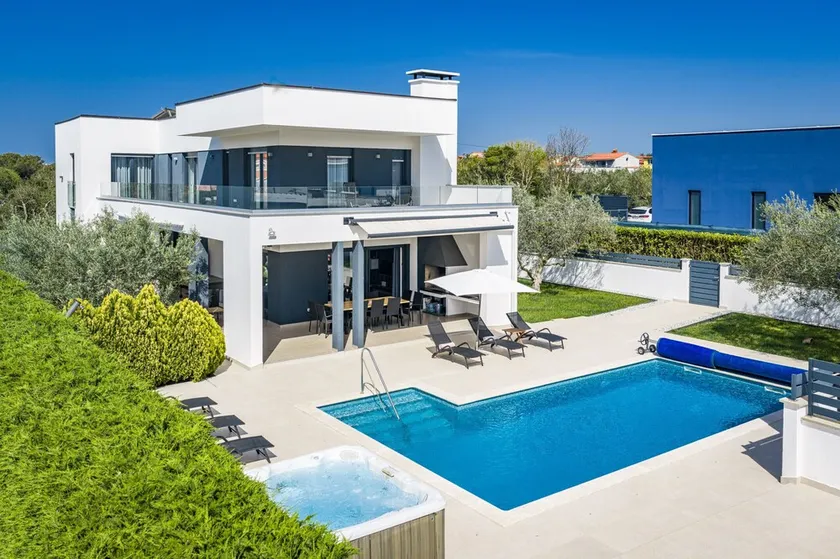 Villa Una in Pula with heated pool and whirlpool - Image 1