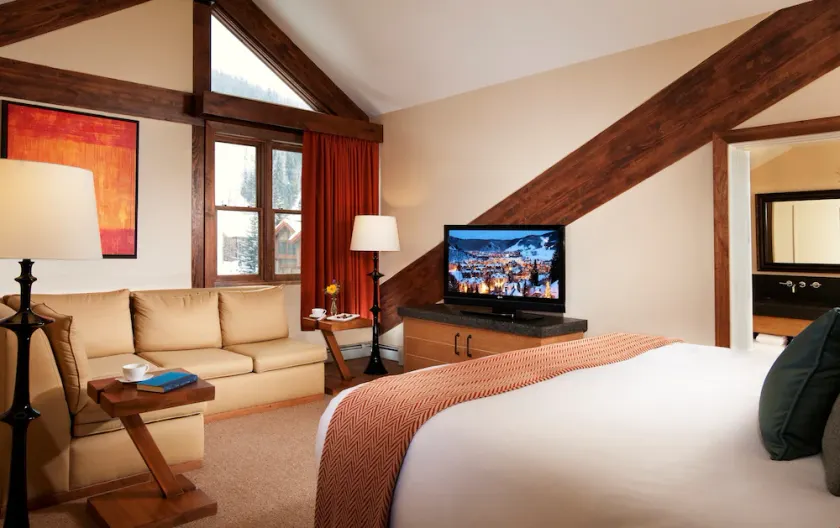 Deluxe King Room at Stunning Complex with Sauna - Image 1