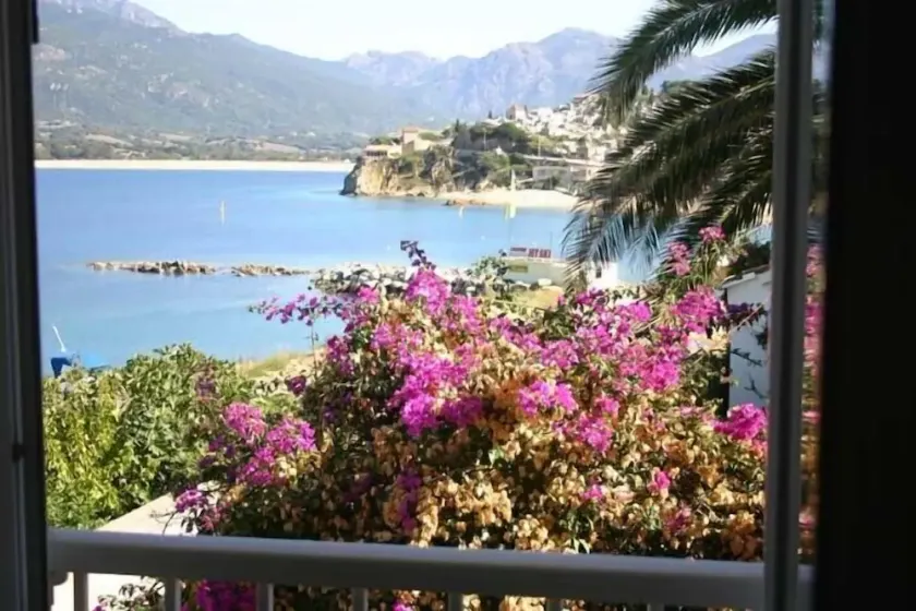 A quiet and cosy rental in the town centre with views over the sea - Image 1