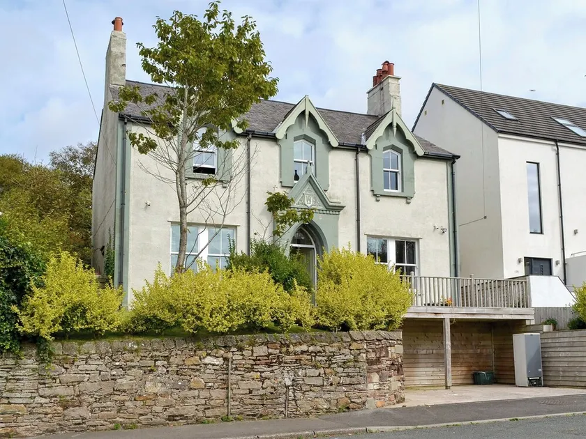 4 bedroom accommodation in Whitehaven - Image 1