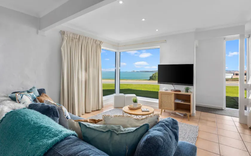 Beachfront South Seas 2 Port Elliot w/ views of Knights Beach - Image 1