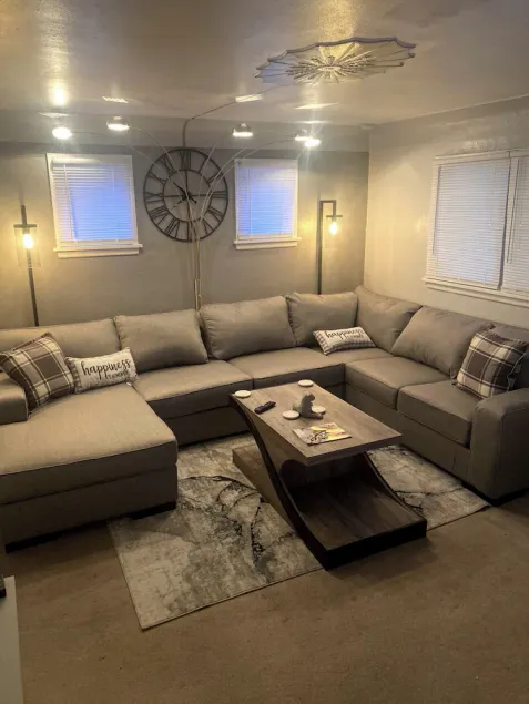 Smoke Free!!The Rock House Bnb, StL. Centrally Located + Park. 8 person Max! - Image 1