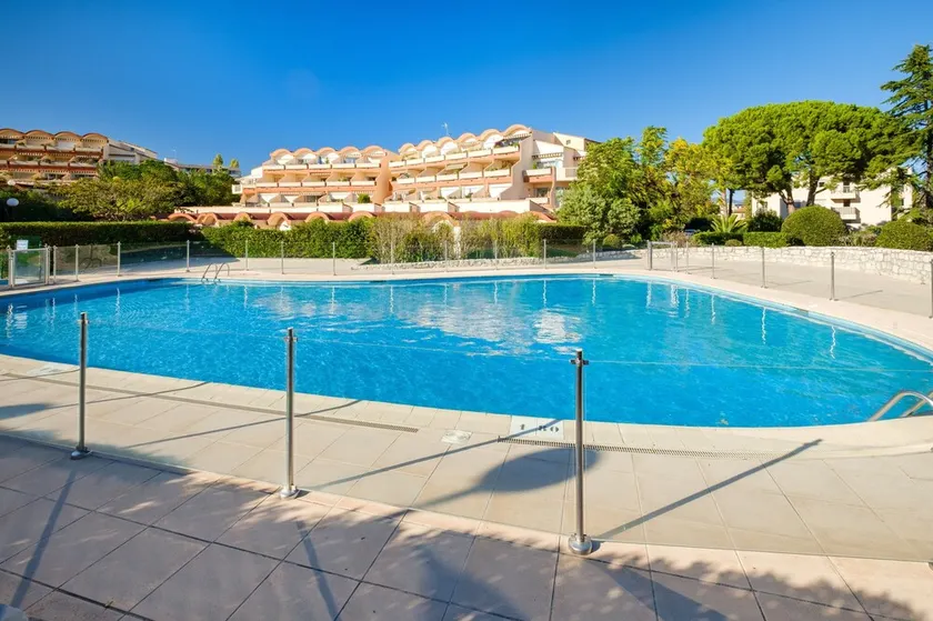 Apartment mit Terrasse und Meerblick in Antibes – Residenz mit Pools und Park - Image 1