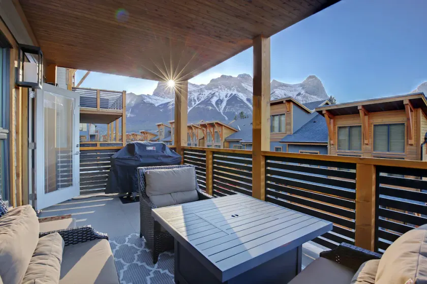 White Spruce 209 | Palatial Condo + Hot Tub Access - Image 1