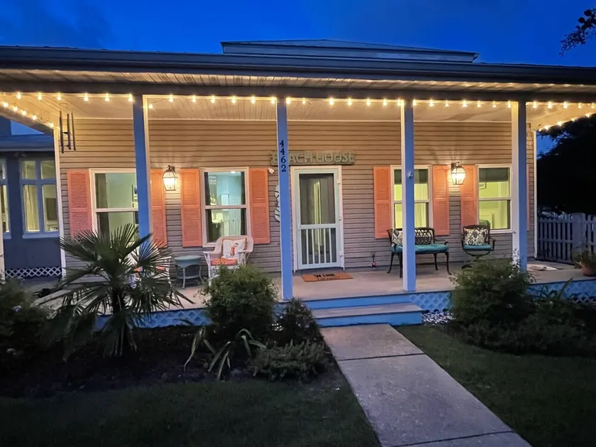 FULL BEACH HOUSE - 3 KINGS 3 BATHS- 3-5 Min WALK to beach - SLEEPS 10 - Image 1