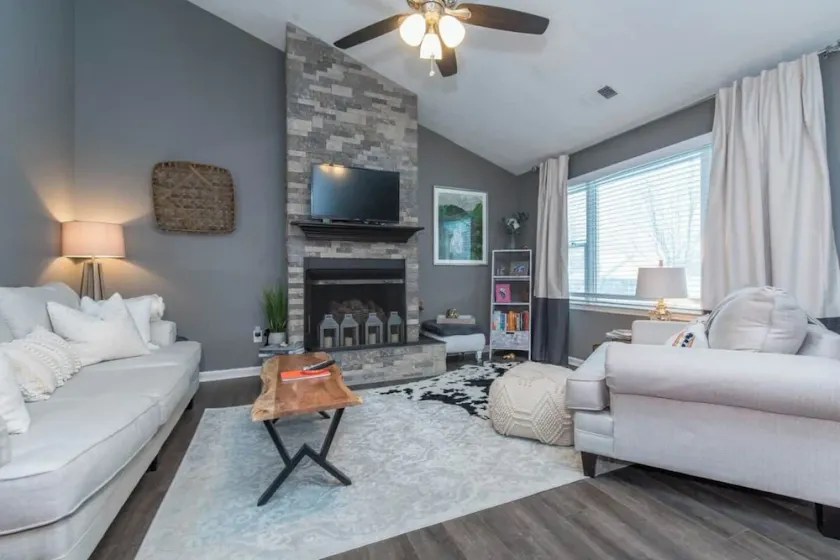 Where urban meets horses and bourbon , is exactly where you will find this adorable Lexington home in 40514. Sky Beauty is a 3 bedroom, 2 bathroom home features a fenced in backyard, updated kitchen, comfortable living room, Apple TV, and so much mor - Image 1