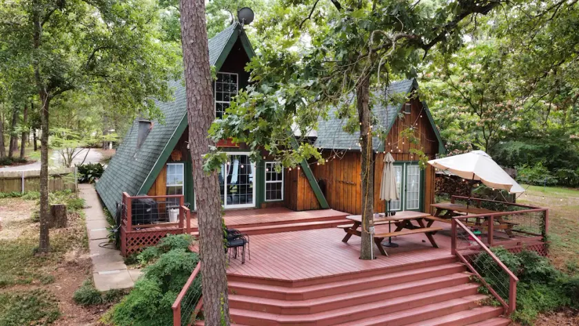 Secluded cove! Fish, hike, hunt! Keep boat in water on private dock Sleeps 18 - Image 1