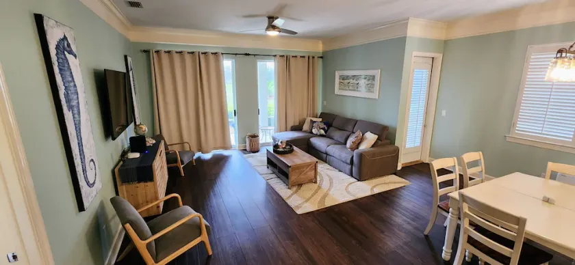 Peninsula golf & beach close by, beautiful ground floor condo sleeps 8-9. - Image 1