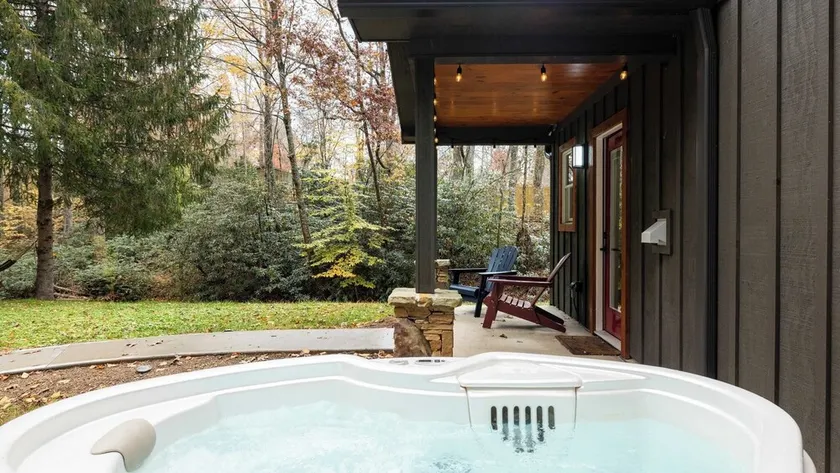 Bears Place by Avantstay Cozy Mountain Cabin in Brevard + Firepit - Image 1