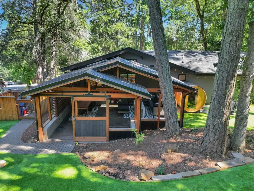 Eugene Evergreen Escape by Les Chalets Stays is a fully renovated home perfect for your crew! Game room, play house, sauna, outdoor entertaining space and huge back yard. - Image 1