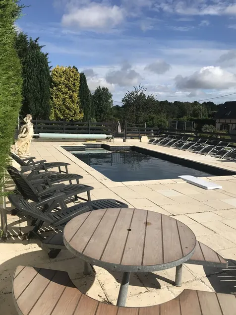 Luksuspavillon 8/10 pers. (+14 personer) med opvarmet swimmingpool på 3 ha - Image 1