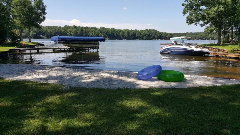 Sandy Cove Lake House - Yard, Dock & natürlicher Sandstrand @ New Home! - Image 1
