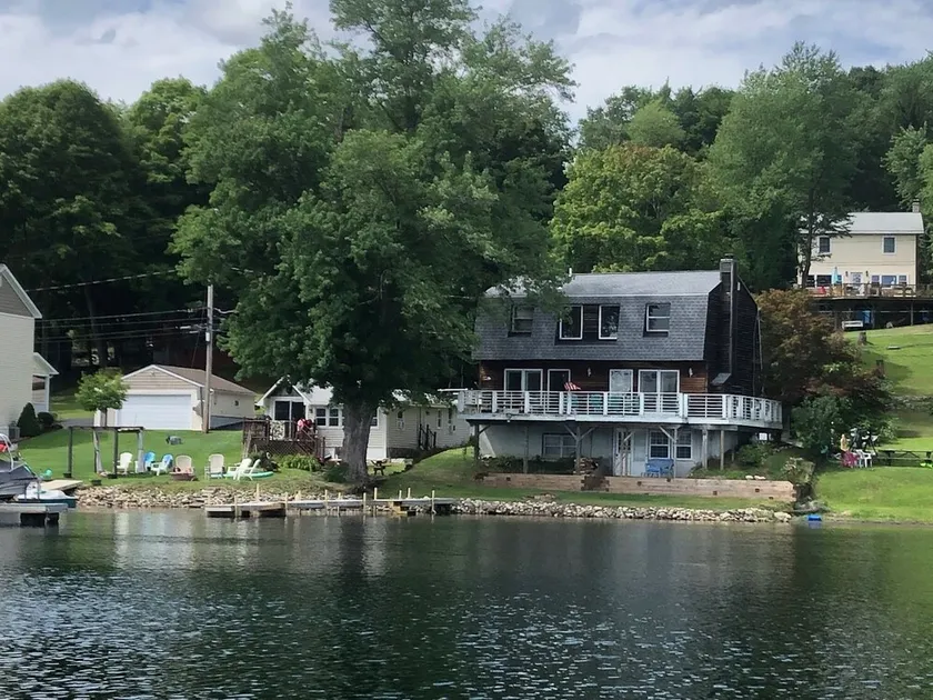 3 Bedroom Lakefront Home with Hot Tub & Fireplace - Image 1