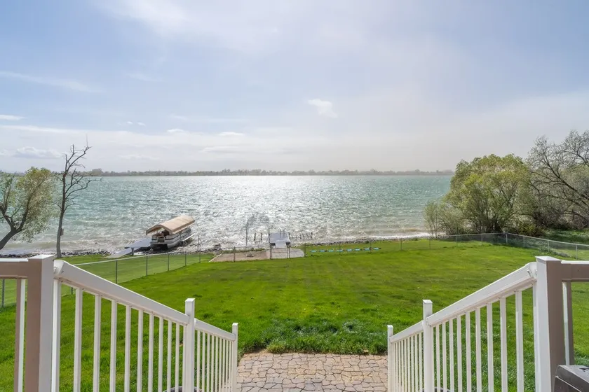 Lakeside home w/dock, gamerooms, fenced yard - Image 1