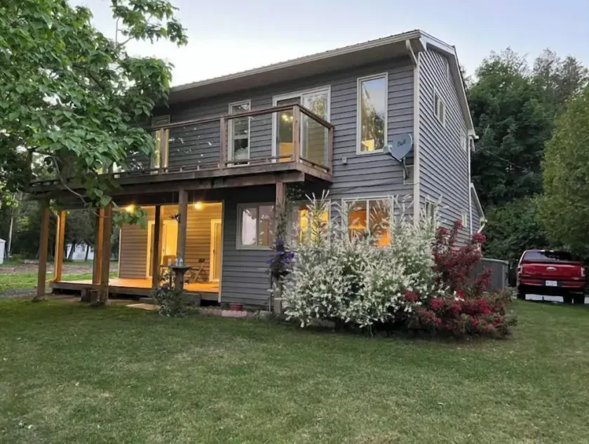 Waterfront Cottage facing Lake Ontario with 3 bedrooms, two bathrooms - Image 1