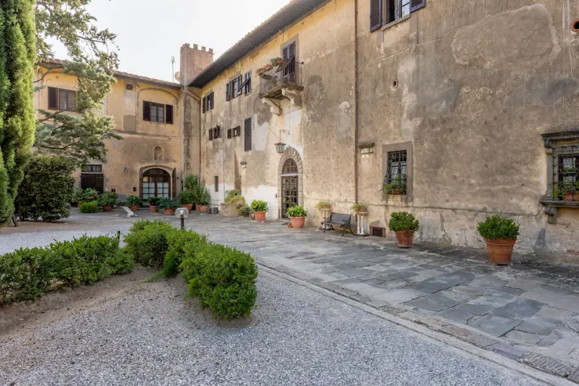 Spectacular apartment in historic mansion from the 1400s - Image 1