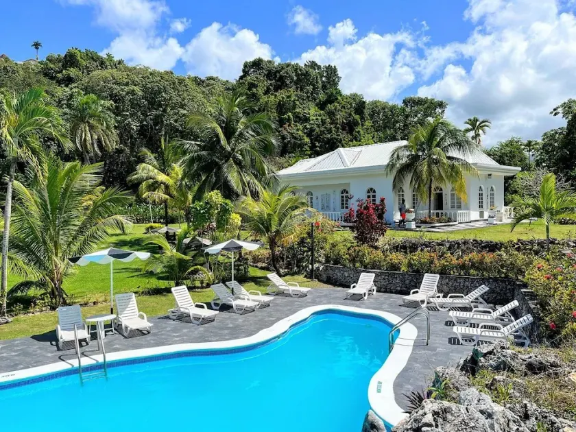 FREE Breakfast & FREE Parking! 3 Suites Close to Folly Lighthouse! Pool Onsite! - Image 1