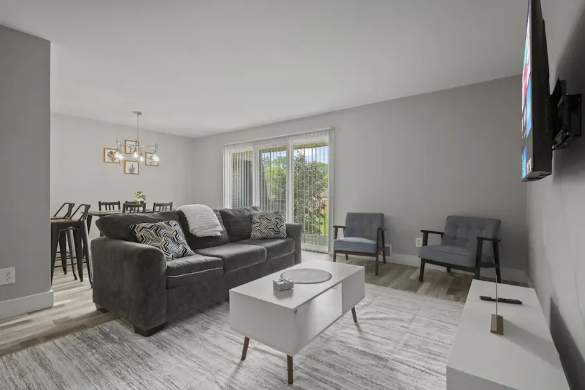 2BR Stay Close to Downtown - Image 1