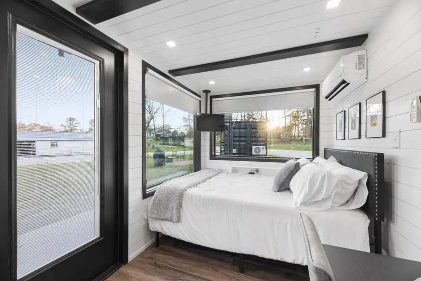 Low N' Slow -2 mins to Lake Conroe! Rooftop deck, Heated Pool, Fire Pit - Image 1