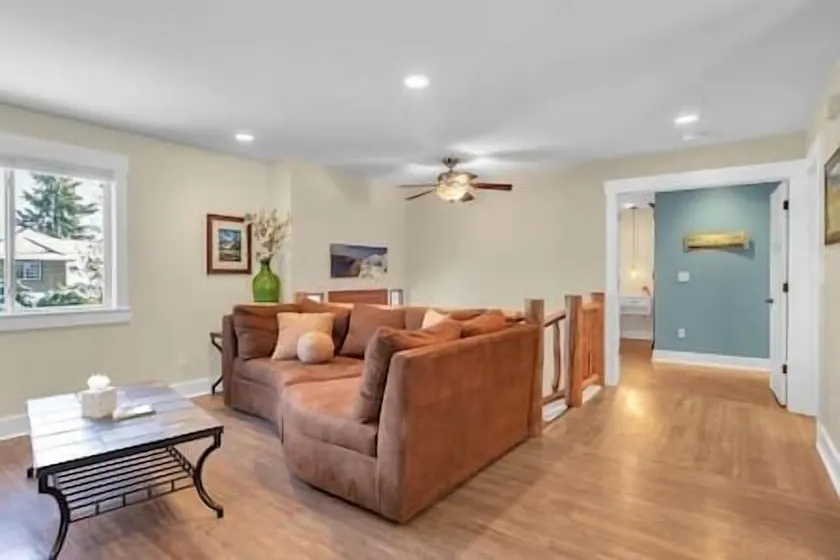 Relaxing home with hot tub- close to downtown - Image 1