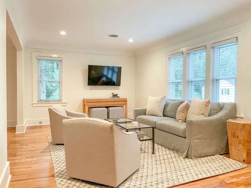 Remodeled Upstairs Apart. with Lake Views, Half Mile to Beaches, Prime Location - Image 1