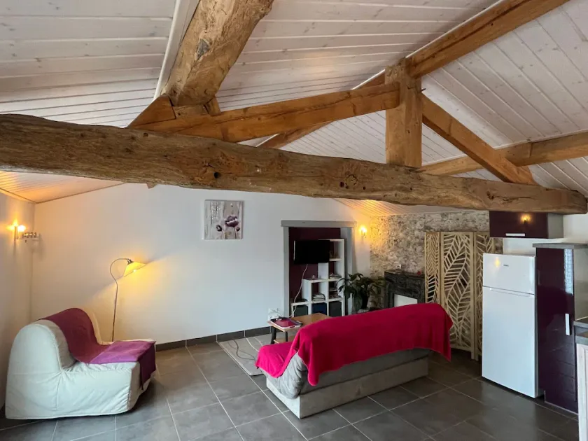 Charming Cottage for 2 in Renovated Barn with Private Terrace, Near Rail Bike Trail - Image 1