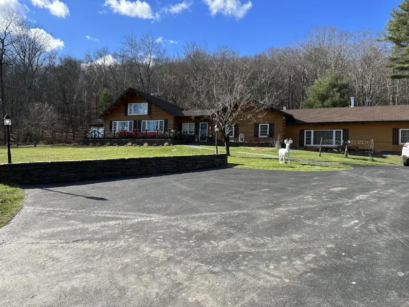 Beautiful cabin in the woods close to skiing, hiking and shopping with hot tub. - Image 1