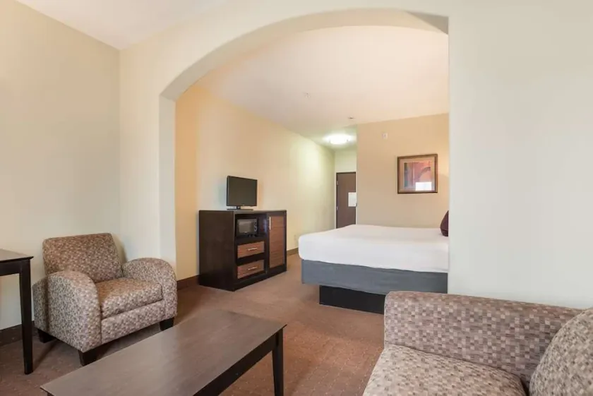 Experience Comfort in Bunkie! With Free Parking & Free Breakfast, Pool! - Image 1
