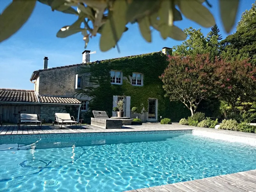 Authentic and family charming house on a 3600 m² park with swimming pool. - Image 1