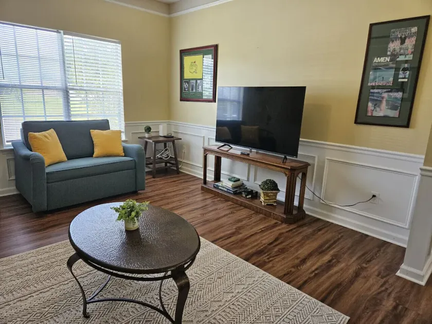 2 Story Townhome off Washington.  Open floor plan. - Image 1