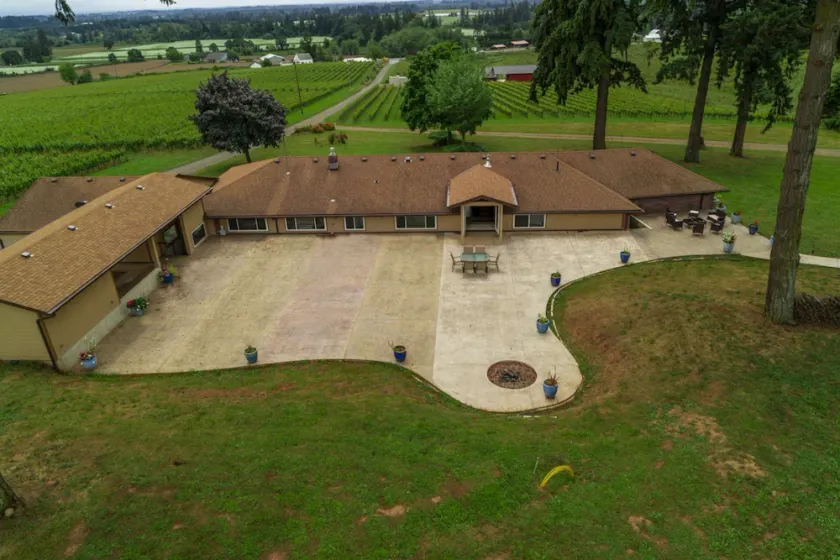 Dundee Wine Country Estate, Single Lvl, Huge Patio, Vineyard Views, Free Tastings, Foosball, FirePit - Image 1