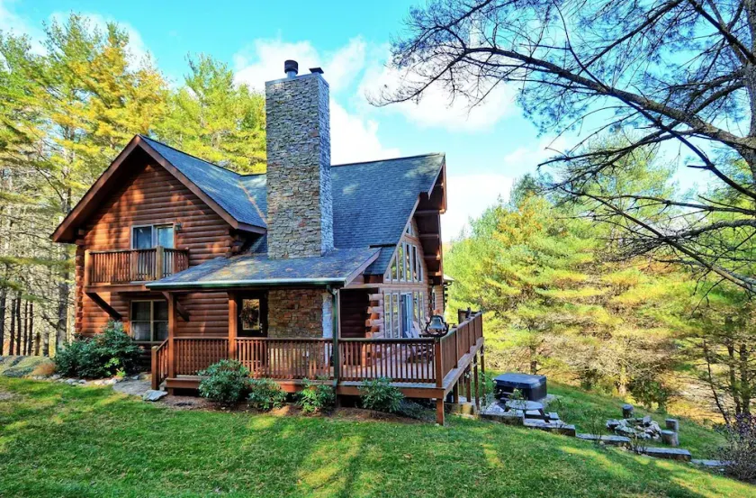 Charming 3-bedroom cabin in Laurel Springs, NC, perfect for family getaways. - Image 1