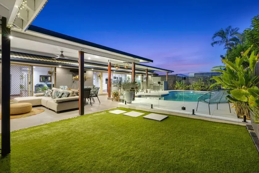 Family Holiday Retreat 4 bed Pool 5 mins to beach - Image 1