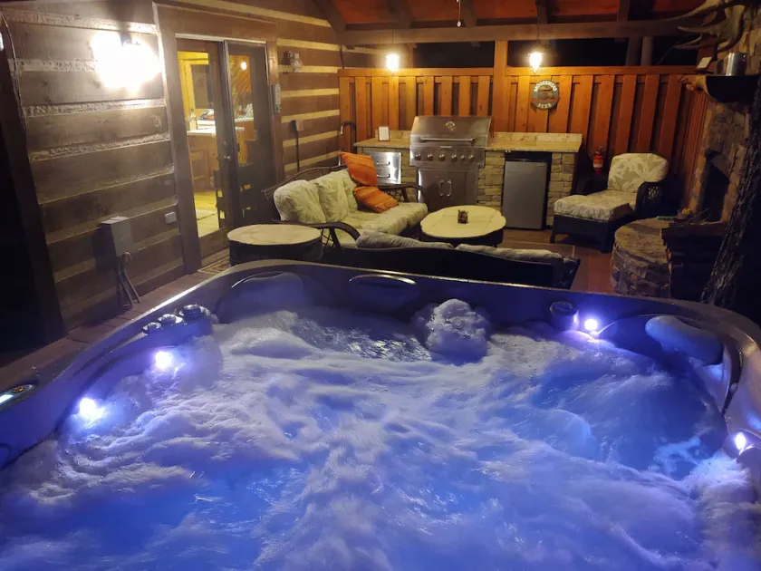Luxury Outdoor LR & BBQ, Mtn Top retreat- MOOSEMAC - 7 person hot tub & more!! - Image 1