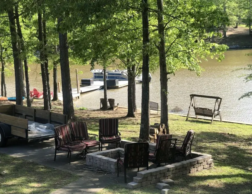 5bd/2ba lakefront home with dock, close to town - Image 1