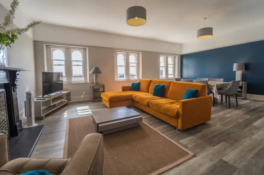 Sir Arthur Conan Doyle Apartment (No 6) 1, Elliot Terrace - stunning sea views over Hoe and Plymouth - Image 1