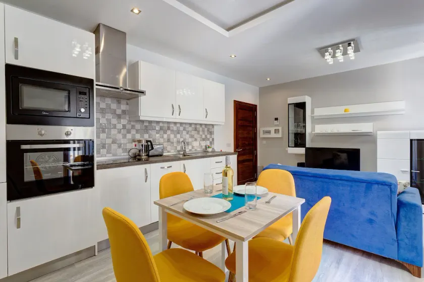 Modern Apartment just off the Promenade - Image 1