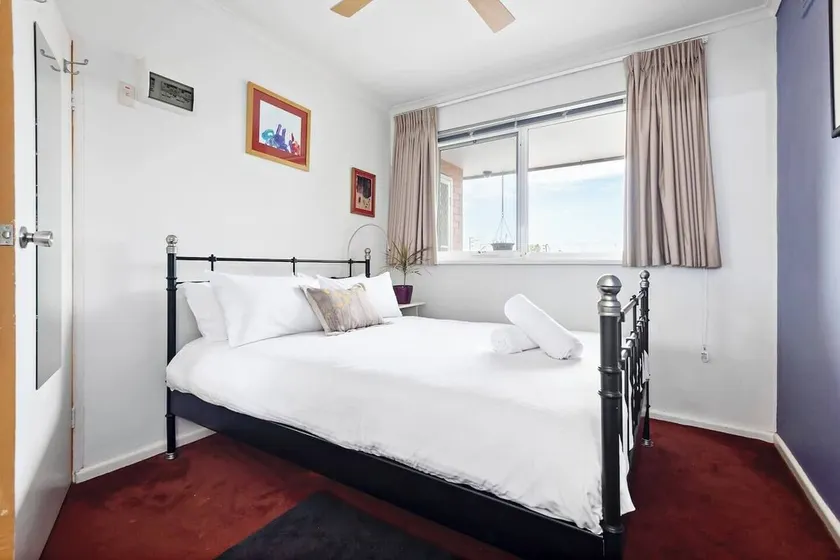 Fitzroy meets Clifton Hill at this Cosy Retreat - Image 1