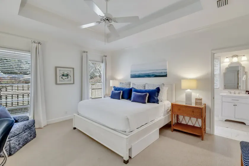 Great Quiet Neighborhood Location | Bike to Beach and Close to Shopping & Restaurants - Image 1